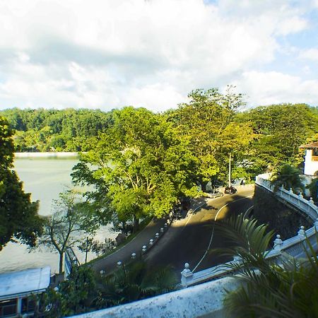 Malwatta Pilgrims Rest Hotell Kandy Exteriör bild